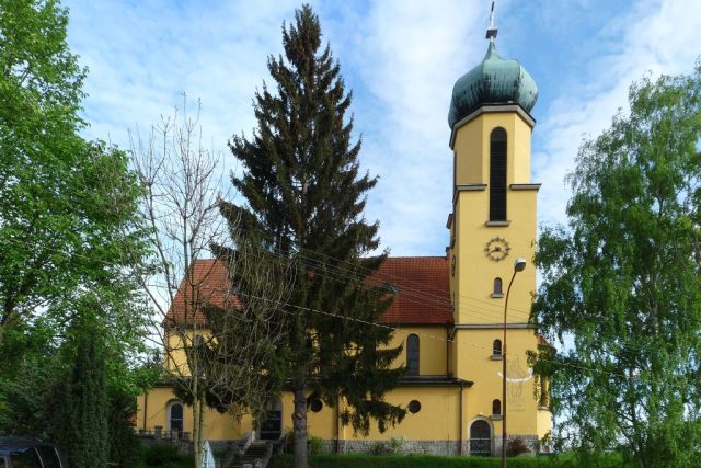 Kostel svatého Jana Nepomuckého v obci Větřní | foto: Jitka Erbenová,  CC BY-SA 3.0