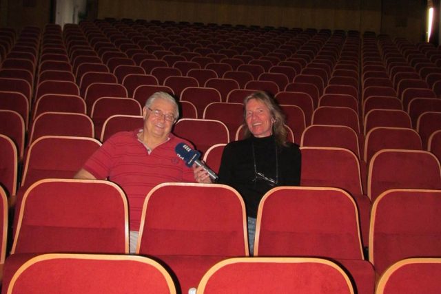 Ředitel táborského divadla Karel Daňhel s redaktorem Zdeňkem Zajíčkem v jednom z hledišť | foto: Hana Zajíčková