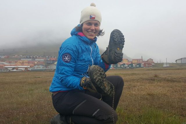 Barbora Jonášová,  studentka Jihočeské univerzity,  v Arktidě zkoumá semena v půdě | foto: Romana Lehmannová