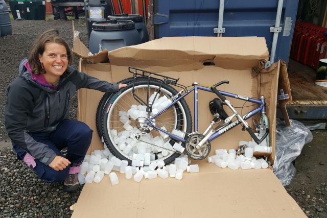 Tereza Švecová na Špicberkách potřebuje i kolo,  nechala si ho poslat nákladní lodí z Čech | foto: Romana Lehmannová