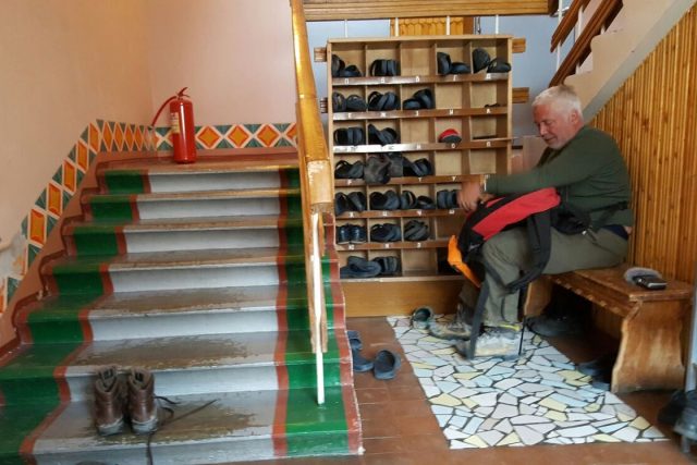 Parazitolog Oleg Ditrich si zouvá boty před vstupem do baru v bývalé hornické osadě Pyramiden na Svalbardu | foto: Romana Lehmannová,  Český rozhlas