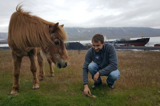 Student Marek Brož chytá v arktickém městečku hraboše. Líčí pasti u koňské stáje,  kde se hlodavci často objevují | foto: Romana Lehmannová