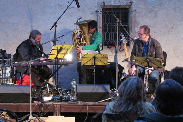 Na koncertě kapely Jan Spálený Trio na nádvoří tvrze Cuknštejn vznikla nahrávka pro desku | foto: Hana Zajíčková