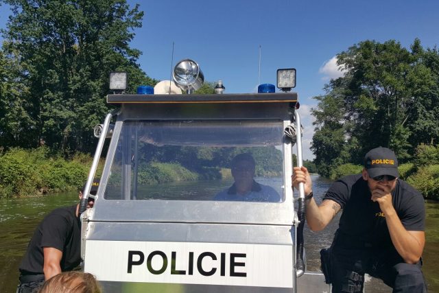 Speciální policejní člun se plaví mezi Českými Budějovicemi a Týnem nad Vltavou | foto: Romana Lehmannová