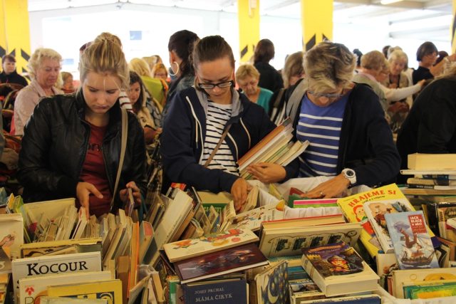 Na Kabelkovém veletrhu mohli lidé nově koupit i dětské knihy | foto: Andrea Poláková,  Český rozhlas