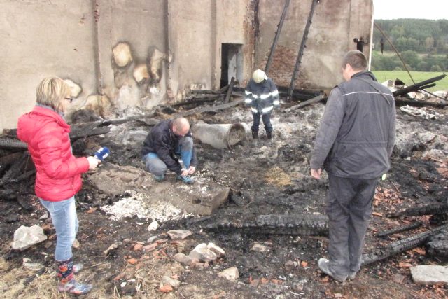 Vyšetřovatel požárů František Veis pracuje přímo na požářišti ve Větřní. Jeho úkolem je zjistit,  proč začal sklad sena hořet | foto:  HZS Jihočeského kraje