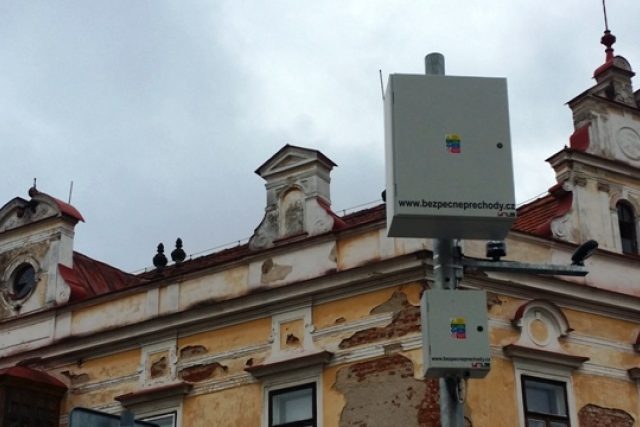 Lidem ve Vlachově Březí vadí,  že zařízení pro osvětlení přechodu narušuje vzhled centra města | foto: Václav Malina