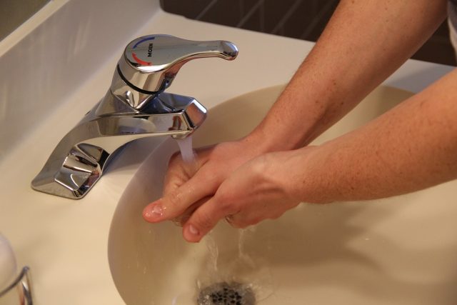 Mytí rukou a důsledné dodržování hygieny po použití toalet a před jídlem je podle hygieniků klíčové,  pokud chceme nákaze předejít | foto:  pixabay.com