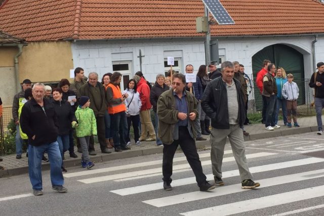 Lidé z Dasného a Češnovic protestní akcí vyjádřili svou nespokojenost s dopravou na silnici,  která obce protíná | foto: Jitka Cibulová Vokatá,  Český rozhlas