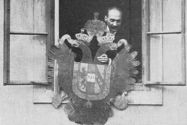 František Miroslav Čapek 28. října 1918 shazuje na dlažbu českobudějovického náměstí rakouského orla z budovy poštovního úřadu | foto: archiv Jana Ciglbauera