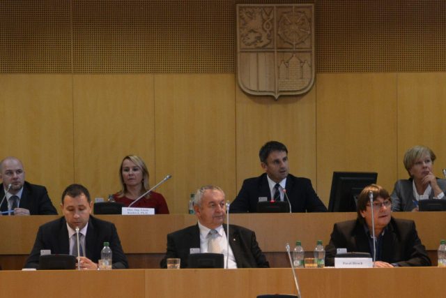 Nově složená Rada Jihočeského kraje při jednání ustavujícího zastupitelstva 3. listopadu 2016 | foto: Radek Šíma,  Jihočeský kraj