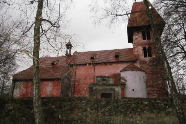Kostel v Boleticích byl dlouhá léta součástí vojenského prostoru,  devastovali ho sovětští vojáci i zlatokopové | foto: Hana Zajíčková