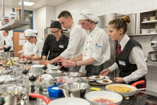 Na škole cestovního ruchu v příhraničním Bad Leonfeldenu se žáci učí vařit i štědrovečerní menu | foto: Tourismusschulen Bad Leonfelden