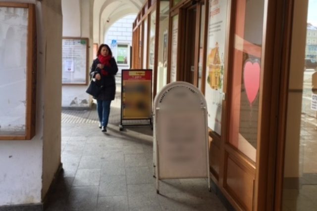 Reklamní áčka v podloubí v centru Českých Budějovic | foto: Lenka Nechvátalová
