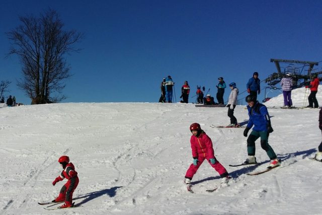 Podle jednoho z provozovatelů lyžařské školy,  Petra Bažanta zájem o výuku lyžování koresponduje se zvýšeným zájmem o lyžování | foto: Šárka Škapiková,  Český rozhlas