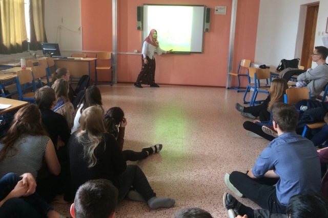 Třeboňské gymnázium navštívila díky projektu Edison Imella Yusdike z Indonésie. Svou zemi tu představila jako zemi mnoha kultur a také mnoha jazyků | foto: Mária Pfeiferová,  Český rozhlas
