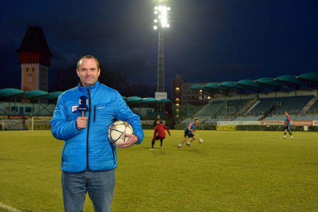 Bývalý brankář Daniel Kerl sleduje zápas mladých fotbalistů | foto: Kamil Jáša
