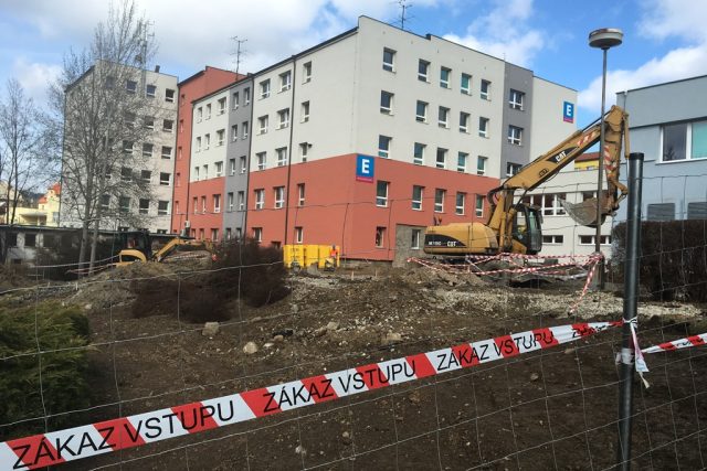 Ve svahu v areálu českokrumlové nemocnice začala stavba nového pavilonu | foto: Martin Pokorný