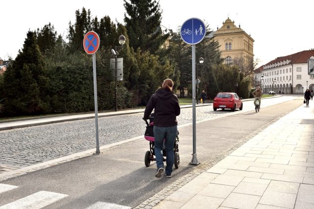 Pruh vyznačený pro cyklisty v centru Budějovic,  ale vstupuje do něj chodec... | foto: Jiří Čondl,  Český rozhlas,  Český rozhlas