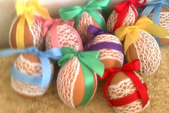 Velikonoční dekorace z vyfouknutých slepičích vajec | foto: Blanka Příhodová