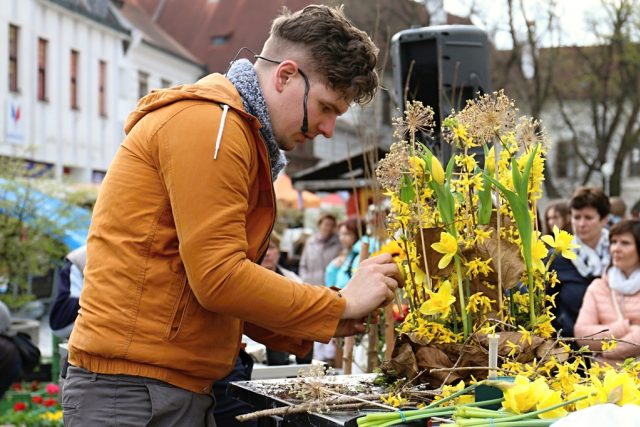 Floristé přivezli jarní inspiraci na akci Květinová Třeboň | foto: Město Třeboň