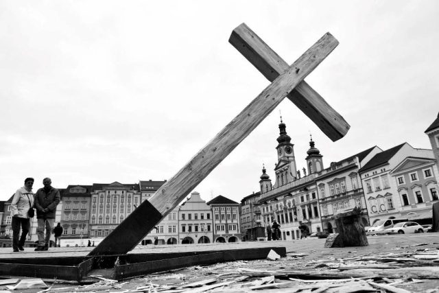 V Českých Budějovicích obvykle na Velký pátek tesaři tesají kříže na náměstí | foto: Jiří Čondl,  Český rozhlas