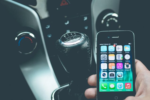 Mobilní telefon,  aplikace,  auto,  řidič | foto: Fotobanka Pixabay