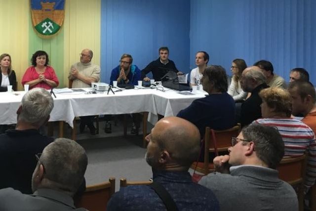 Tři hodiny trvala další debata o obchvatu Srubce. Ani s devátou variantou ale někteří obyvatelé nesouhlasí | foto: Lenka Nechvátalová
