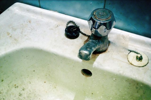 Vodovodní trubky v Miroticích jsou staré,  plné kalů,  proto z kohoutků často teče špinavá voda. Ilustrační foto | foto: Fotobanka Pixabay