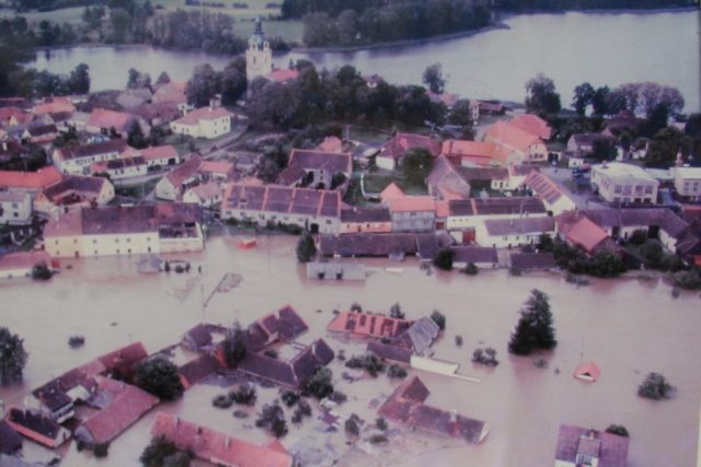 Putim při povodni v roce 2002. Repro foto snímku z kroniky místního sboru dobrovolných hasičů | foto: Andrea Poláková,  Český rozhlas