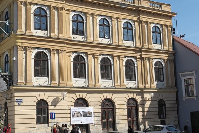 Stará radnice na Masarykově náměstí se stane novým sídlem základní umělecké školy. Stavební práce ale nabírají zpoždění | foto: GFreihalter Creative Commons Attribution-Share Alike 3.0 Unported