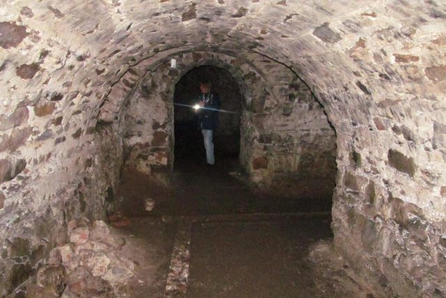 Na prohlídku klášterních podzemních chodeb je dobré se vybavit vlastním světlem a nejít tam o samotě,  ale ve skupince | foto: Hana Zajíčková