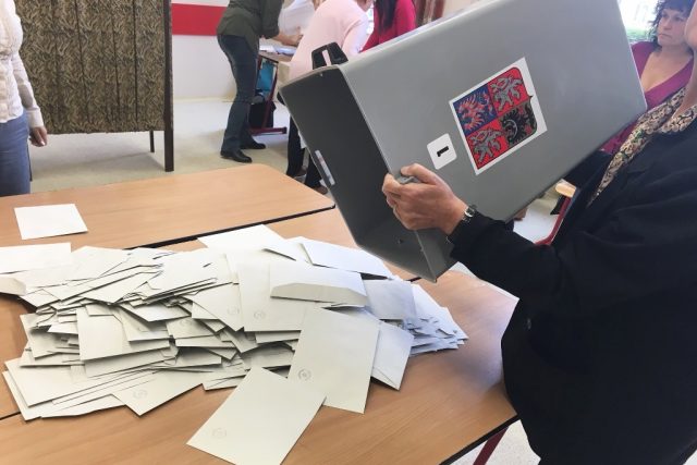 Sčítání hlasů ve volebním okrsku číslo 1 v Českých Budějovicích | foto: Martin Pokorný
