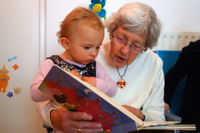 Babička dítě čtení | foto: Fotobanka Pixabay