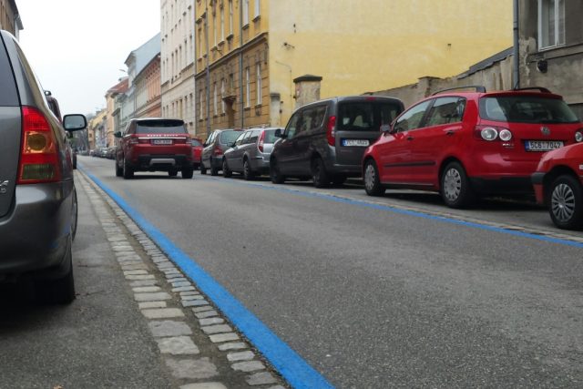 Modré a bílé zóny od konce roku 2017 omezují parkování v části Pražského předměstí v Českých Budějovicích. Radnice už pracuje na jejich rozšíření | foto: Andrea Poláková,  Český rozhlas