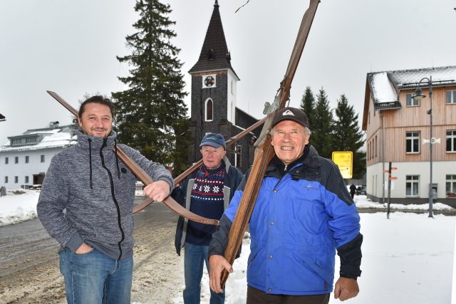 Dan Hansa,  potomek závodníka Rudolfa Hansy,  a pamětníci počátků lyžování na Šumavě Emil Kintzl a Milan Hampl | foto: Václav Pancer,  ČTK