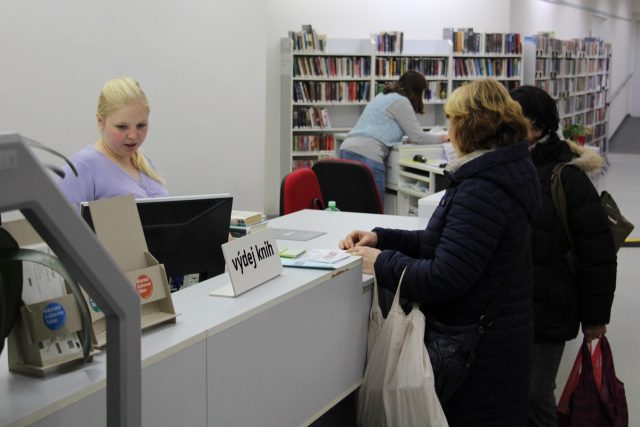 Knihovna právě rozesílá čtenářům emaily s žádostí o vyplnění dotazníku,  který je součástí výpočtu jejího přínosu | foto: Miroslav Tichák