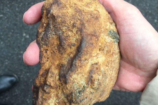 Meteorit,  který dopadl v Americe. Ten v Českých Budějovicích by mohl vypadat podobně | foto: Jitka Cibulová Vokatá,  Český rozhlas