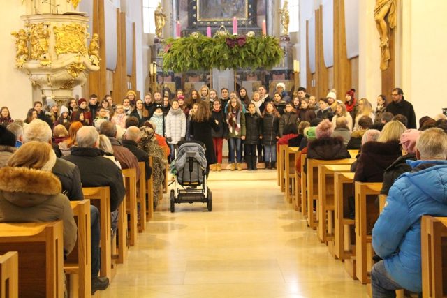 Při slavnostním předávání Betlémského světla se zaplnila českobudějovická katedrála | foto: Andrea Poláková,  Český rozhlas