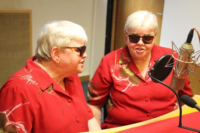 Nevidomá dvojčata v hudebním studiu ukázala,  jak zpěvem rozdávají radost | foto: Andrea Poláková,  Český rozhlas