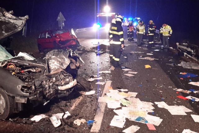Tragická nehoda u Hubenova,  srazilo se zde pět aut | foto:  HZS Jihočeského kraje