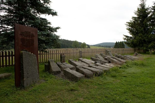 Pozůstatky německých hrobů na hřbitově v Kvildě | foto: Jiří Čondl,  Český rozhlas