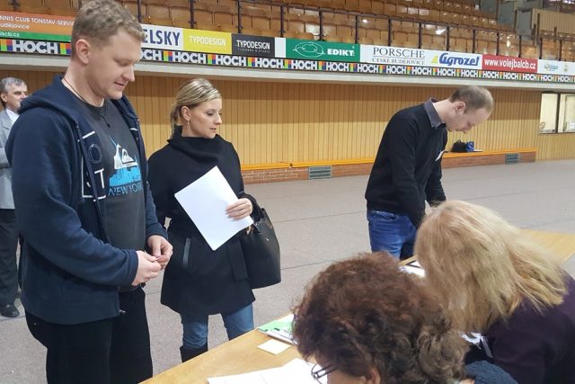 Zástupci volební komise z Plavu dorazili jako první do českobudějovické sportovní haly. Zde je největší přebírací místo v republice,  shromažďují tu výsledky z 176 okrsků | foto: Lucie Suchánková Hochmanová,  Český rozhlas