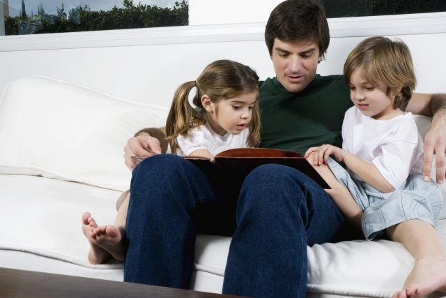Otec čte dětem pohádku | foto: Fotobanka Profimedia