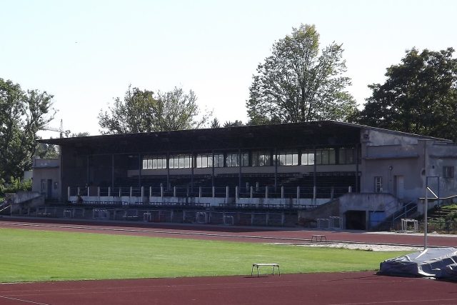 Tribuna na atletickém stadionu v Českých Budějovicích se konečně dočká opravy | foto: Jan Dudík,  licence Creative Commons Attribution-Share Alike 3.0 Unported