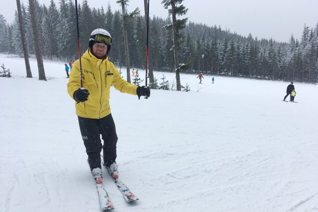 Instruktor Jaroslav Liška stráví s lyžaři výukovou hodinu na svahu a pomůže jim zdokonalit jízdu | foto: Mária Pfeiferová