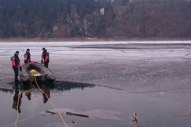Policisté hledají na Orlické přehradě bruslaře,  pod kterým se propadl led | foto: Policie ČR