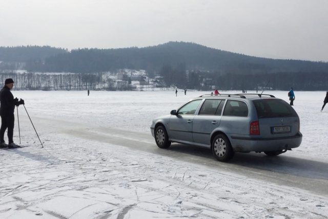 Auto jede po zamrzlém Lipně | foto: Jitka Cibulová Vokatá,  Český rozhlas