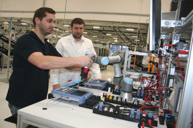 Robotickou ruku Martin Kudrle a Tibor Krejčí naprogramovali,  aby pomáhala na pracovišti měření osciloskopů | foto: Václav Malina