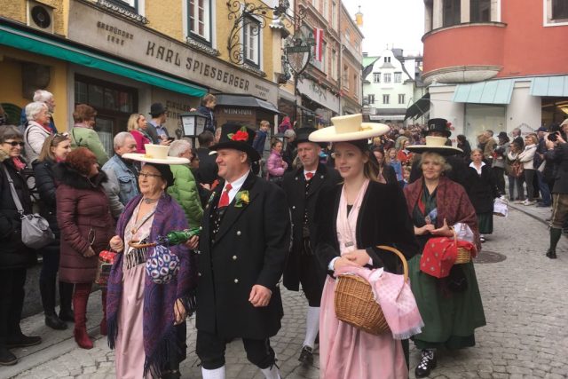 Při oslavě Liebsttatsonntag se v tradičním oblečení scházejí tisíce lidí z celého regionu a obdarovávají se perníkovými srdci | foto: Mária Pfeiferová
